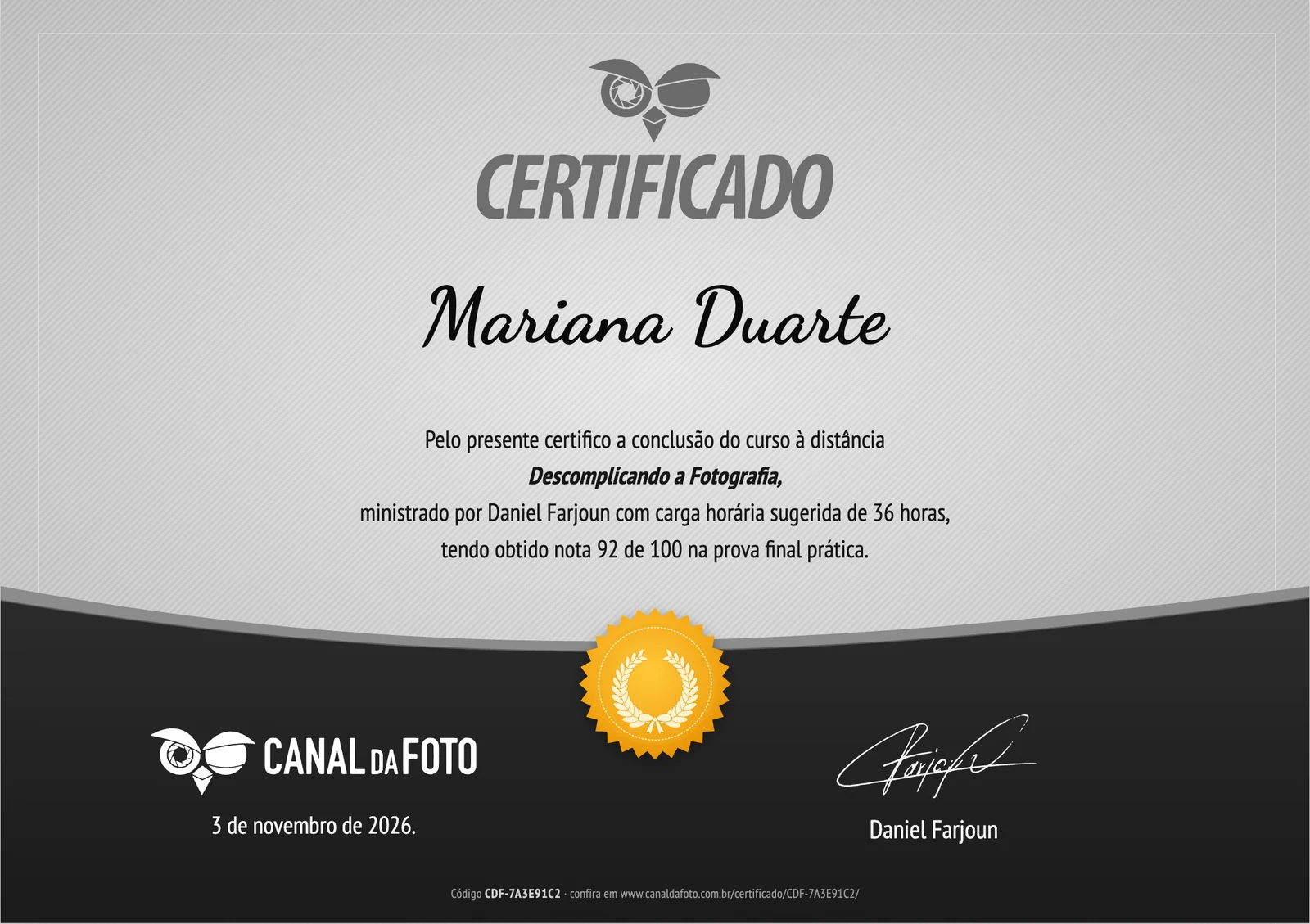 Exemplo do certificado do Canal da Foto: coruja, CERTIFICADO, o nome do aluno em letra cursiva, o curso Descomplicando a Fotografia com carga horária sugerida de 36 horas e nota 92 de 100 na prova final prática, selo dourado, logo do Canal da Foto, data, assinatura de Daniel Farjoun e código de verificação