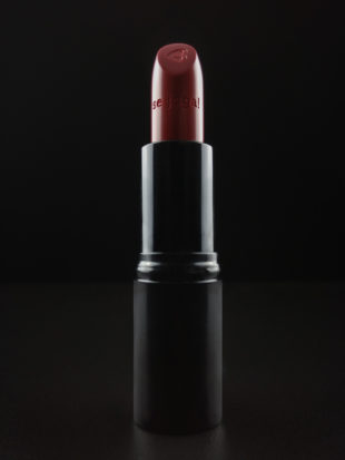 Como fotografar um batom no fundo preto usando um smartphone.