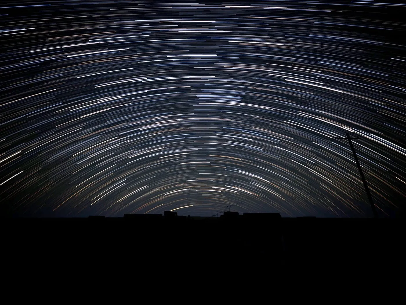 Rastros de estrelas em arcos largos, olhando para o norte