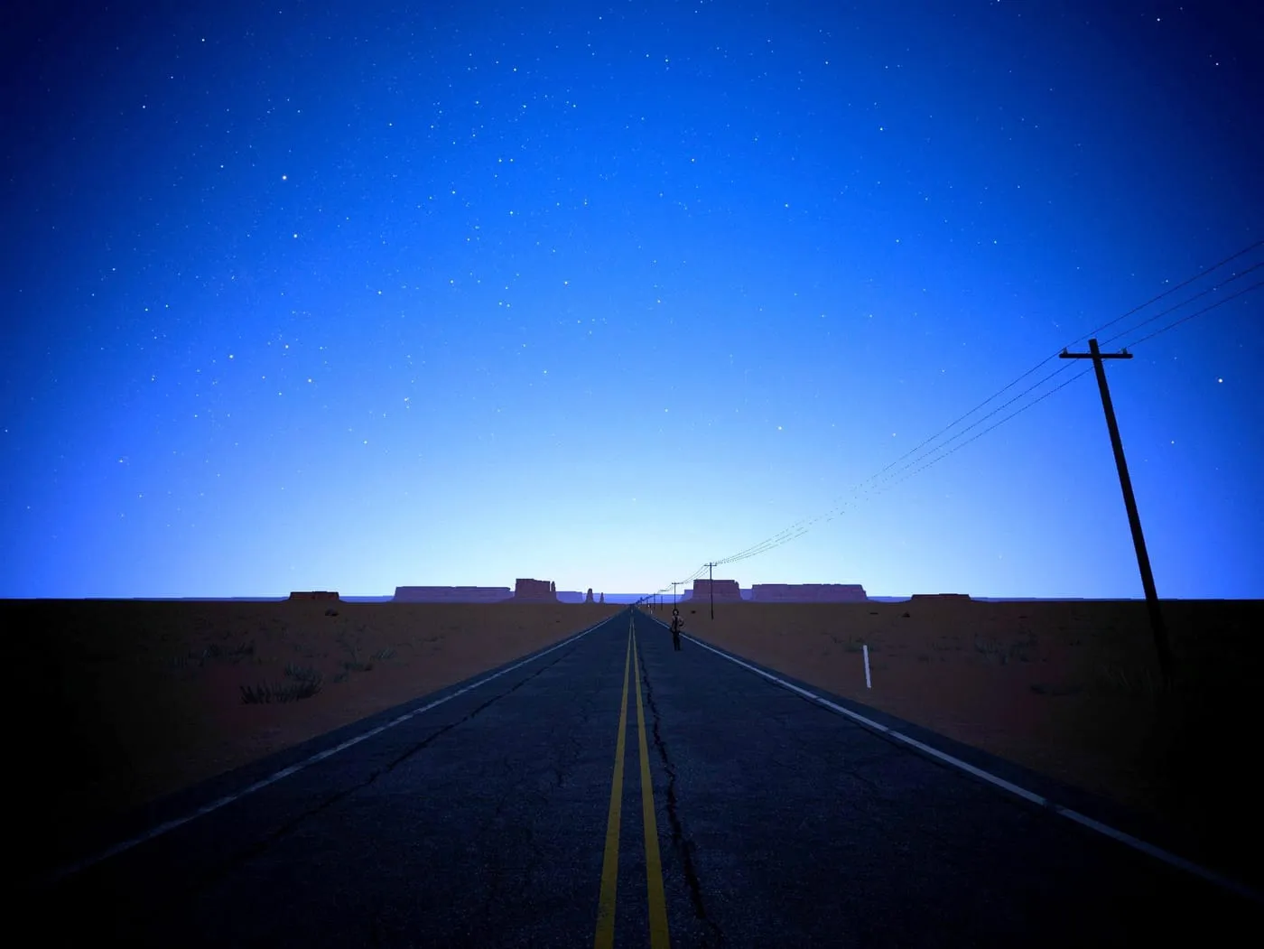 Estrada no deserto no fim do crepúsculo náutico, céu azul escuro com as primeiras estrelas