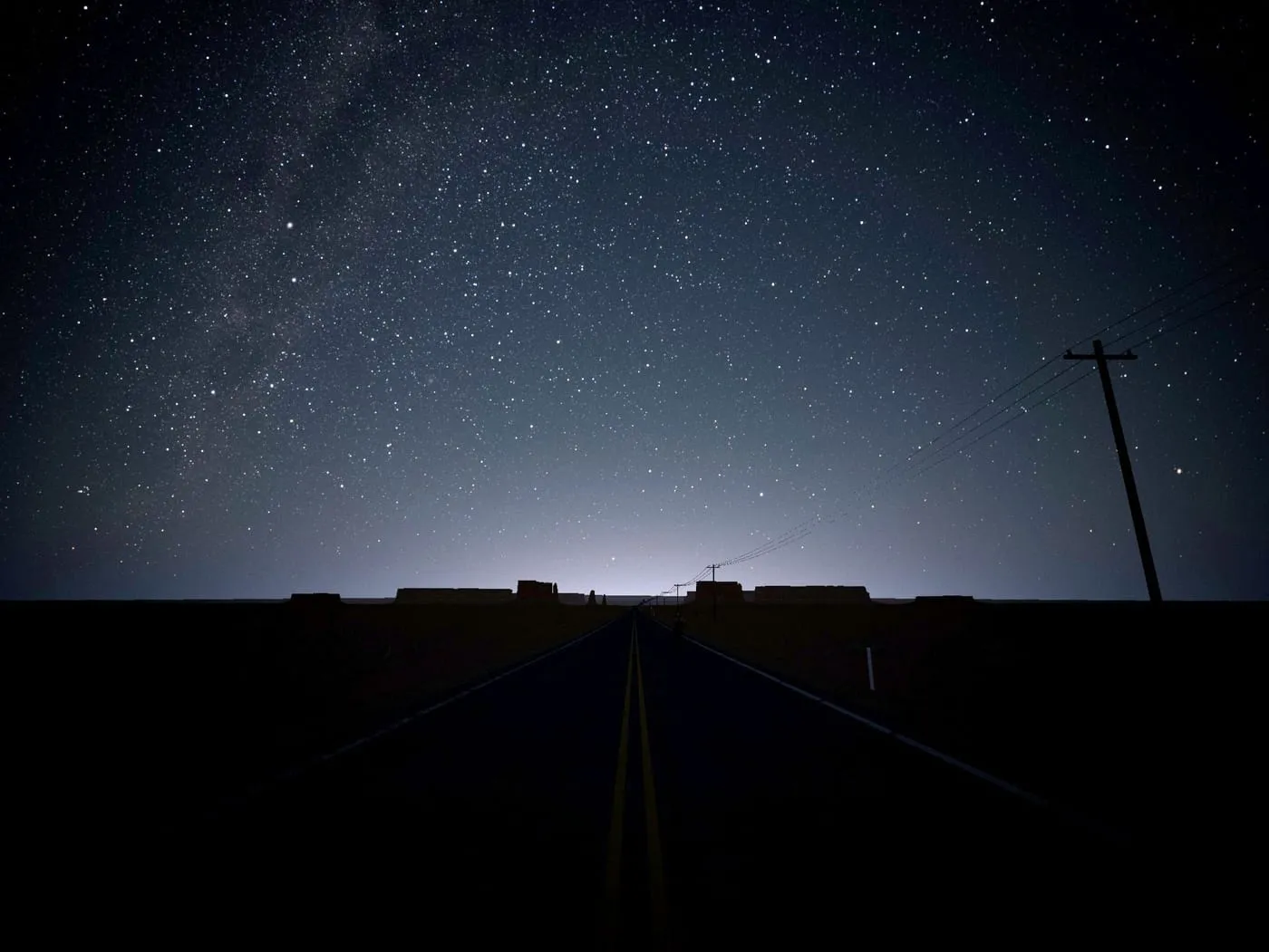 Estrada no deserto na noite astronômica, céu escuro cheio de estrelas