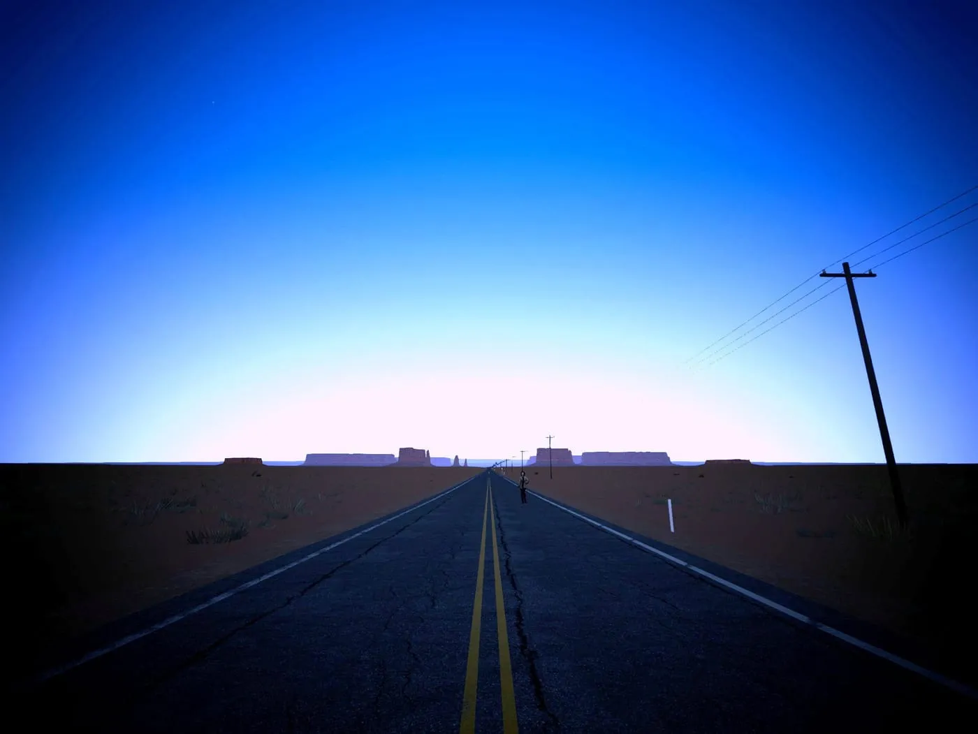 Estrada no deserto no fim da hora azul, céu ainda azul claro